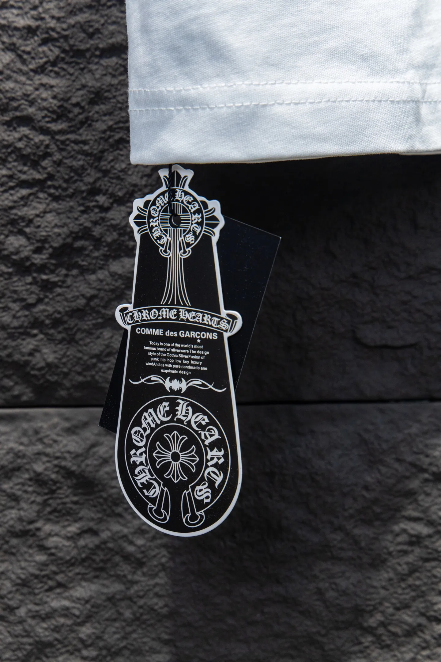 P190 🆕Chrome hearts 25ss os version is really charming and Chrome Hearts is really a must-have. Each season's new version is made to the extreme. It is very practical and can be worn casually. Nice✔️ - ⚠️100% cotton. It is made of 32-count double yarn, 260-gram weight fabric and imported knitted needle carded cotton. It has moderate thickness, drape and contour, and the upper body is comfortable! ! It is very tolerant to fat body types and can instantly lose five pounds after wearing it!  Specially ordered many Austrian hot diamonds, which have the bling bling effect of natural crystals under the light, with multi-faceted reflective points, and the production cost is extremely high. The laser molding includes a computer engraving machine and a laser machine, which are accurate in units of particles. Finally, it is hot and set at high temperature. After the hot ironing, the firmness needs to be tested repeatedly on the hot stamping. It can show colorful reflections under the light. The collar webbing extends to the shoulder for reinforcement, and the stitching at the connection point. The hem and cuffs are all made of 0.2mm stitch double-thread stitching. They are carefully produced at a high cost. The attitude of making goods with a magnifying glass restores the quality and effect of the product. The full set of customized accessories only presents every detail to the customer. Printing with film printing, 50,000 positioning, which is very time-consuming. The addition of handmade elements to the body greatly increases the interest of the clothing; unique visual effects. After special treatment, a unique effect is formed. An irregular hem is added to the version. This year's Kroxin is the main version. In the past two years, the oversize version has become the focus of the trend and has been a popular staple in the past two years. The change of designers has made this brand an instant hit. The progressive fashion of the times also needs the blood impact of fresh elements and trendy designs in order to continue its glory! It’s stylish both inside and outside, a must-have for high street travel! An absolute "eye-catching style" that can match couples 💏 Color: Black White Size: S M L XL